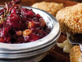 Pikantní švestkové čatní se smaženým hermelínem