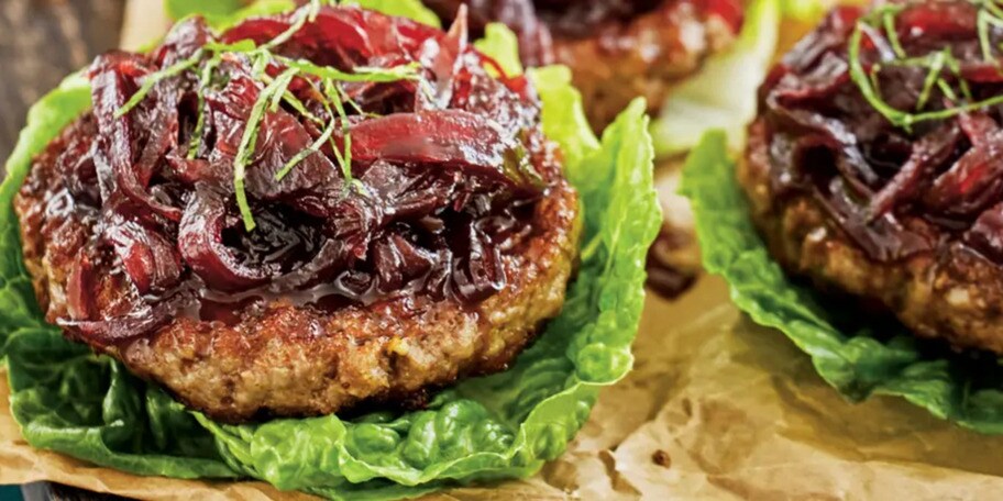 Rozmarýnový burger s cibulovým čatným a bramborovou slámou