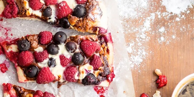 Pizza s ovocem, nutellou a čokoládou