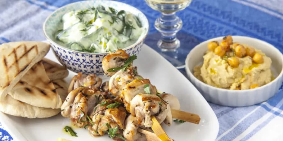 Kuřecí souvlaki s pita chlebem a tzatziki