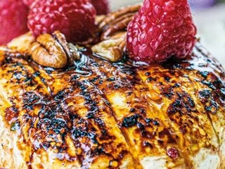 Medový camembert s ořechy a malinami