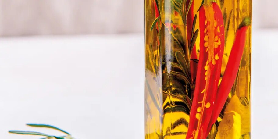 Vyrobte domácí rozmarýnový olej citrón a chilli paprička