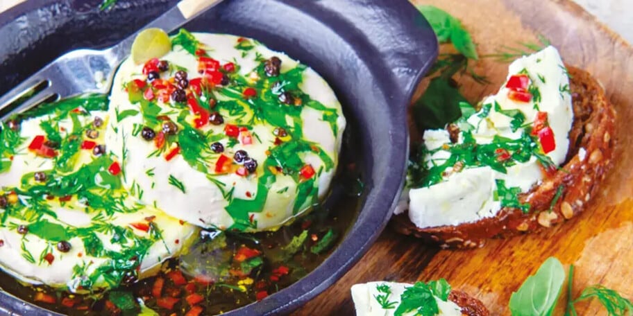 Nakládaný čerstvý kozí sýr s bylinkami