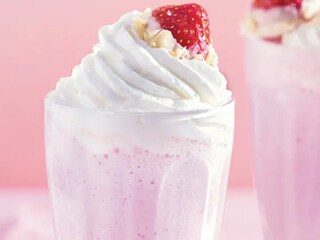 Jahodový milkshake s polomáčenými jahůdkami