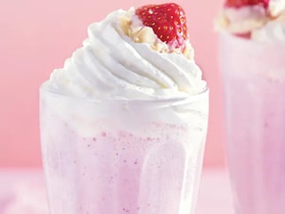 Jahodový milkshake s polomáčenými jahůdkami