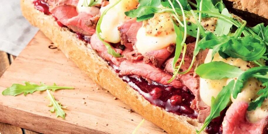 Mlynářská veka s roastbeefem a brusinkami