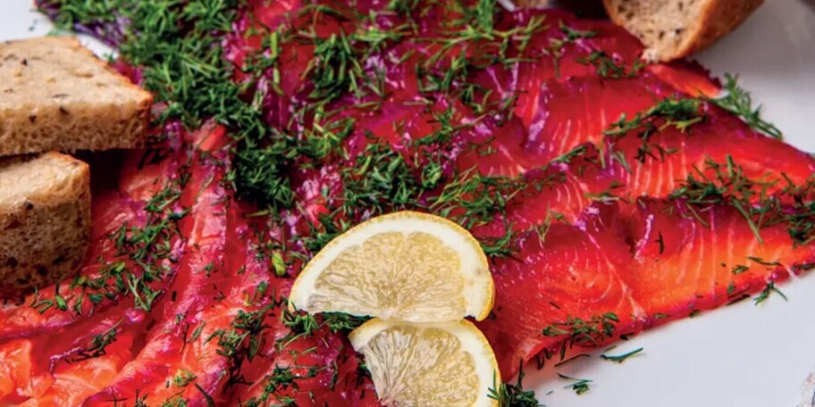 Marinovaný losos s červenou řepou a koprem