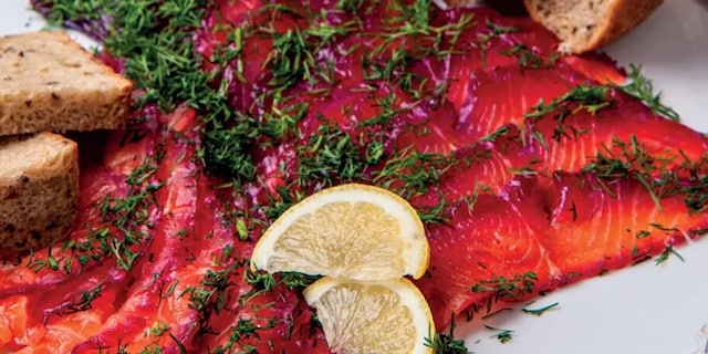 Marinovaný losos s červenou řepou a koprem