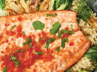 Pikantní losos s bulgurem a zeleninou