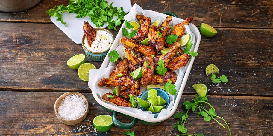 Grilovaná kuřecí křídla Piri-Piri s koriandrovým dipem