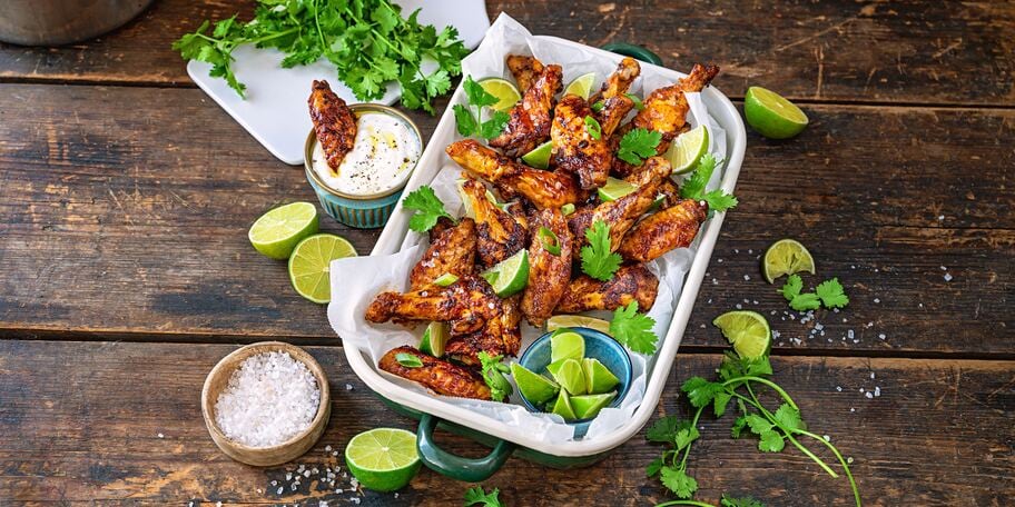 Grilovaná kuřecí křídla Piri-Piri s koriandrovým dipem