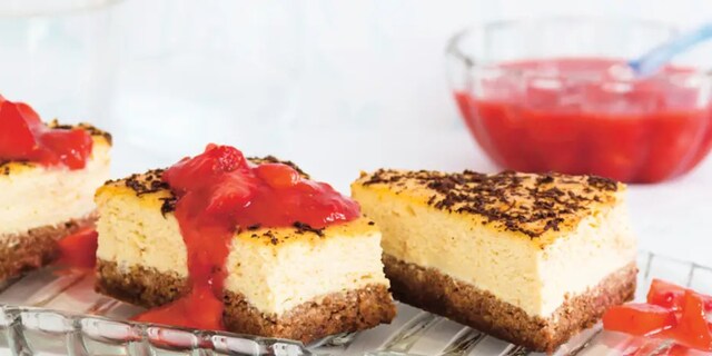 Kokosový cheesecake s kakaovým korpusem a jahodami