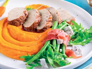 Křehká vepřová pečeně s mrkvovým pyré a fazolkovým salátkem