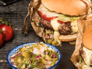 Hamburger Dvouručák a okurková salsa