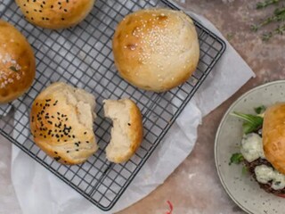Burgerové housky z bramborového těsta