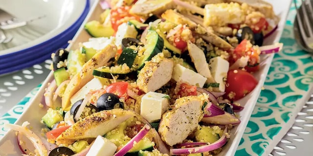 Řecký salát s quinoou a kuřetem
