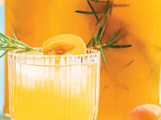 Meruňkový sirup s čerstvým rozmarýnem