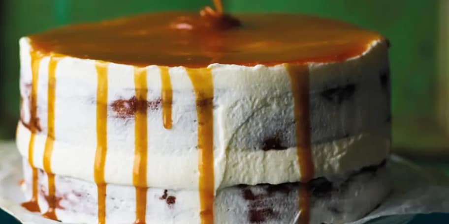 Karamelový dort s mrkví, řepou a ořechy