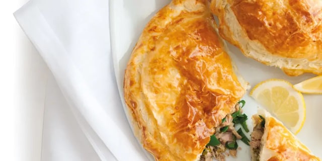 Pečené šátečky z listového těsta s tuňákovou náplní