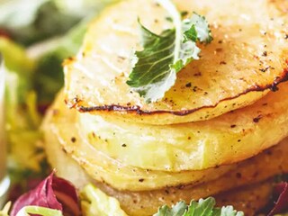 Pečená kedlubna s jogurtovým dipem