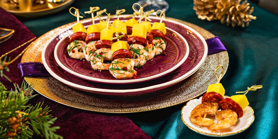 Špízky s krevetami, mangem a pečeným chorizem 