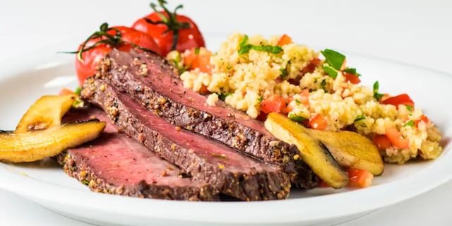 Hovězí kýta v hořčičné krustě s kuskusem