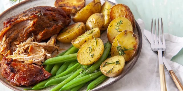 Trhané vepřové sous vide s pečenými bramborami na tymiánu