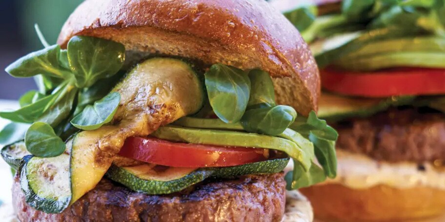 Angus burger s grilovanou cuketou a hořčicovou mayo
