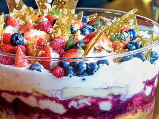 Vánoční trifle s bobulovým ovocem