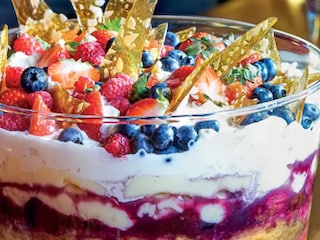 Vánoční trifle s bobulovým ovocem