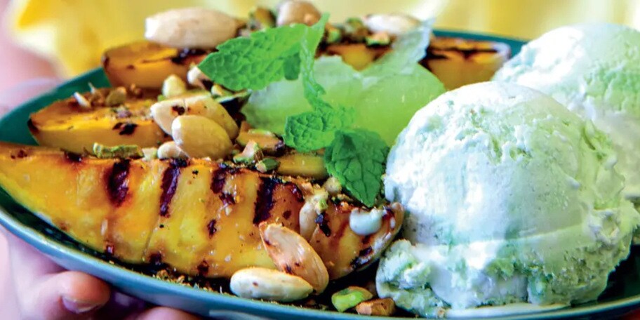 Grilované mango s pistáciovou zmrzlinou