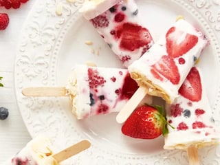 Jogurtové nanuky s lesním ovocem