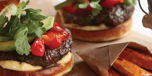 Hovězí burgery a batátové hranolky