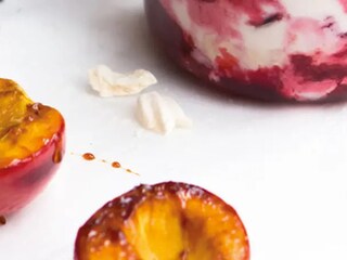 Karamelizované nektarinky s pusinkami