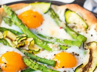 Pizza s chřestem a kozím sýrem