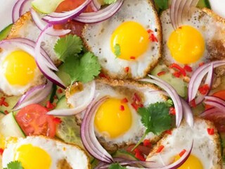 Asijský salát s křepelčími vajíčky