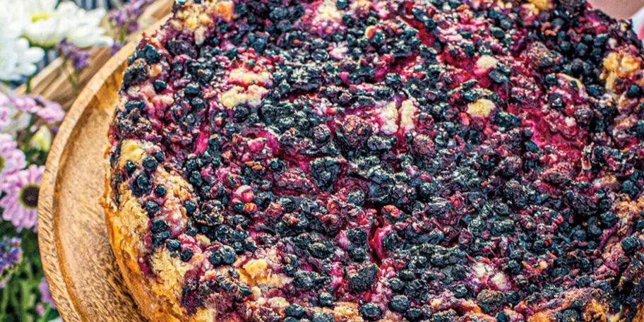 Drobenkový koláč s tvarohem a lesním ovocem