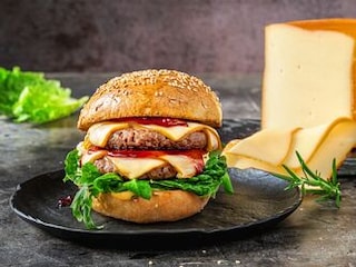 Double cheeseburger s brusinkami a uzeným sýrem