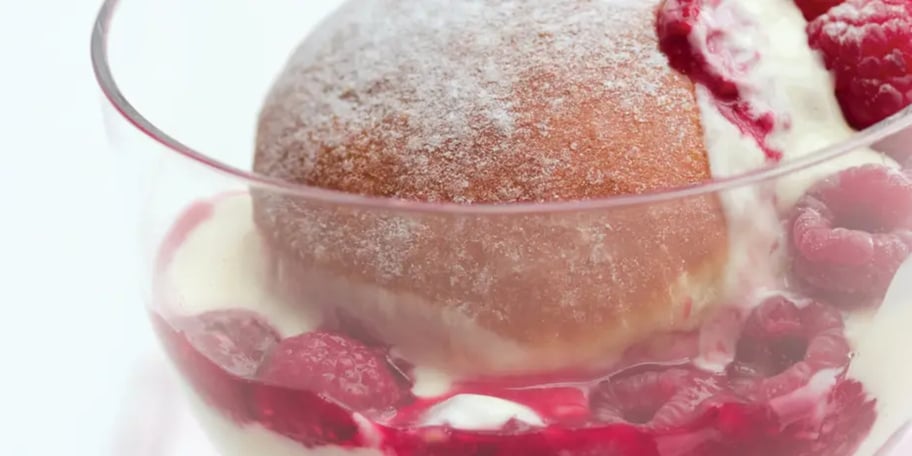 Kobliha s pudinkem a malinami