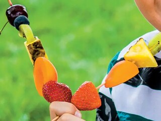 Duhové ovocné špízy