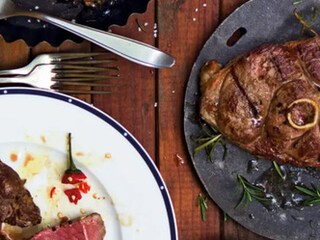 Grilovaná jehněčí kýta s omáčkou salsa verde