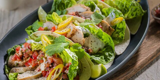 Tacos v salátku s trhaným kuřecím masem