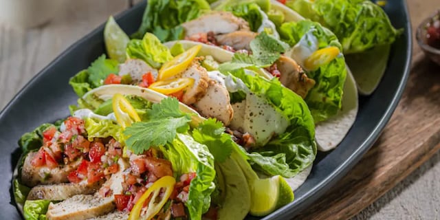 Tacos v salátku s trhaným kuřecím masem