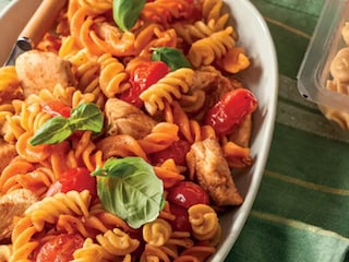 Bio fusilli s kuřecím masem a cherry rajčátky