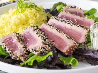 Tuňákový steak v sezamu s wasabi omáčkou a citronovou rýží