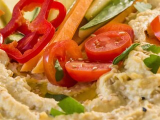 Hummus s barevnou zeleninou