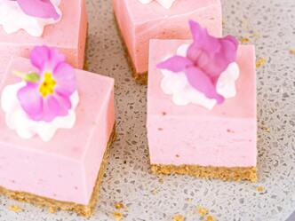 Nepečený jahodový cheesecake pro růžové jaro 