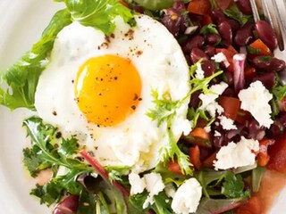 Rančerský salát s fazolovou salsou