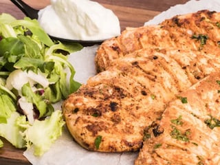 Grilovaná kuřecí prsa Toronto se salátem
