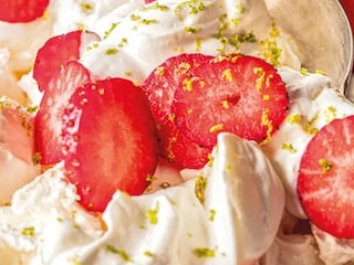 Jahodové pusinky neboli Eton mess